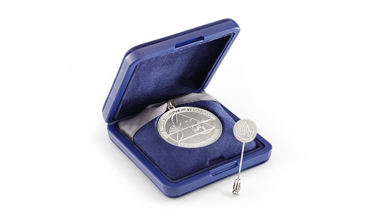 Medaille mit Anstecknadel