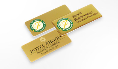 Name badges made of gold-coloured aluminium.