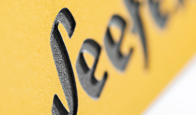 Graviertes Namensschilder aus goldfarbenem Aluminium