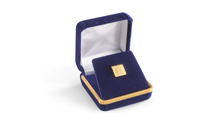 Lapel pins made of precious metal in fine velour cases