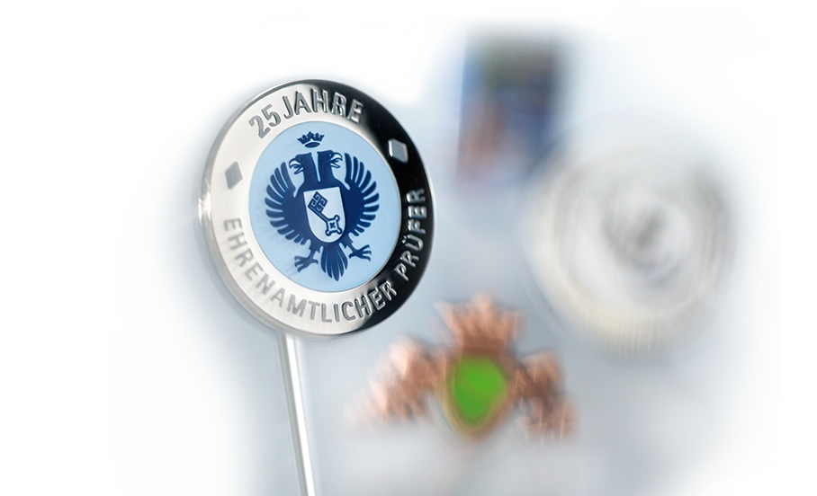 Pins und Anstecknadeln