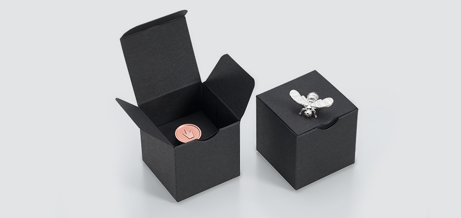 Folded boxes made of fine carboard for pin badges and lapel pins