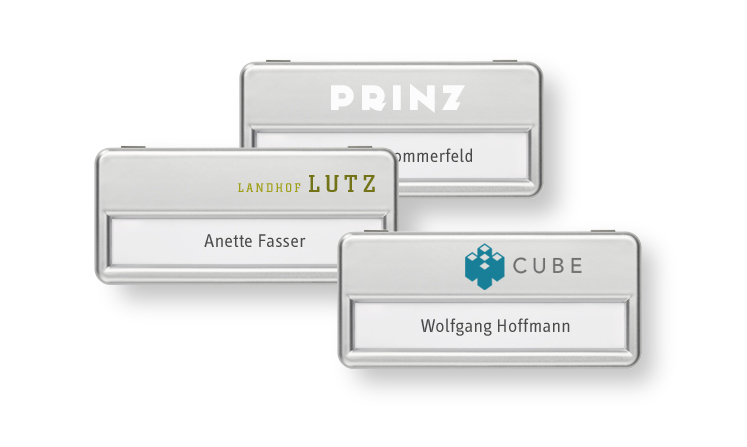 Namensschilder aus silberfarbenem Kunststoff